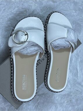 Kenneth Cole Reaction Women’s White Slide Sandals with Clear Buckle Size 8M NWT
